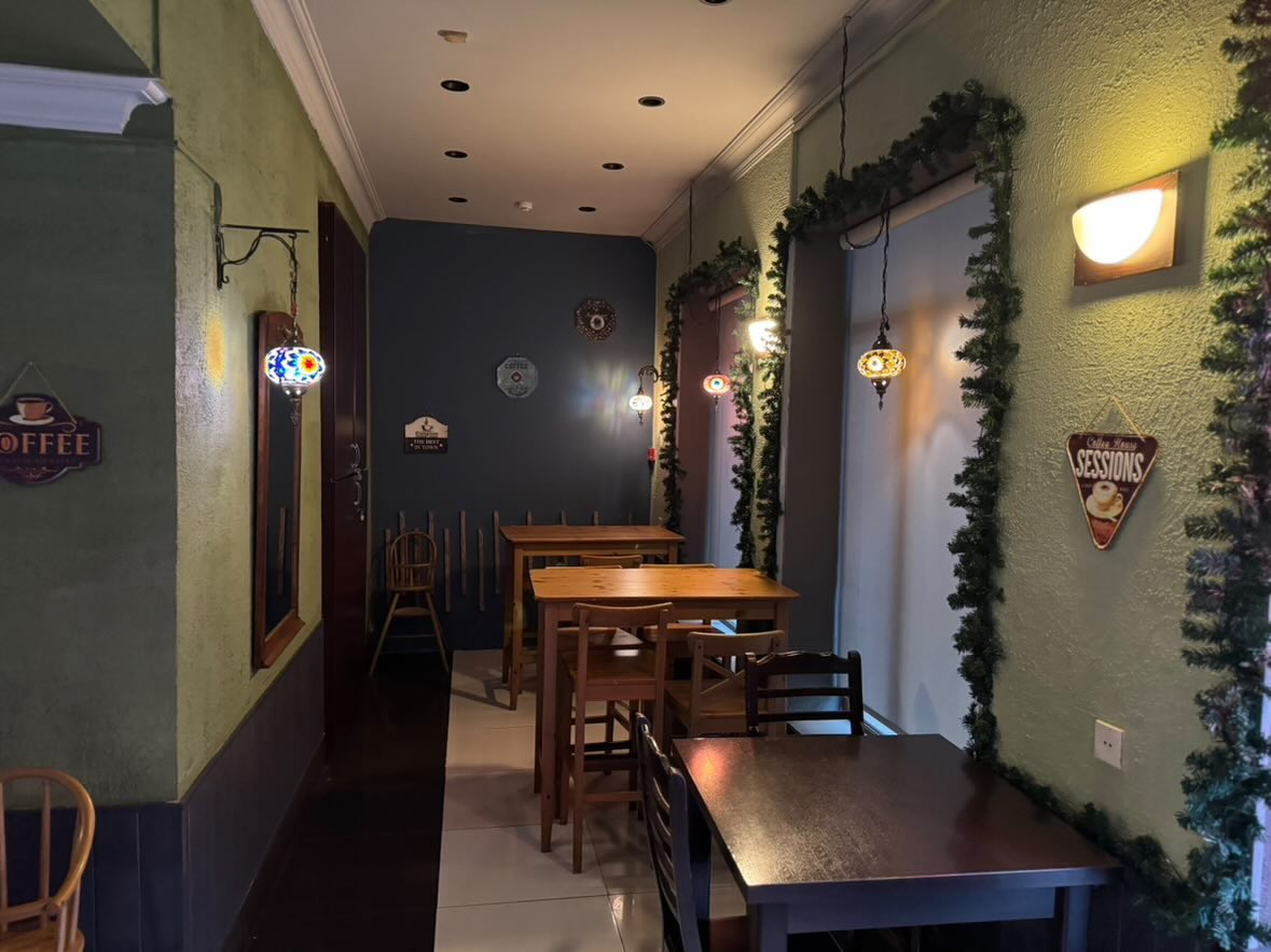 Baku Roasting Company daxili — masalar və işıqlandırma